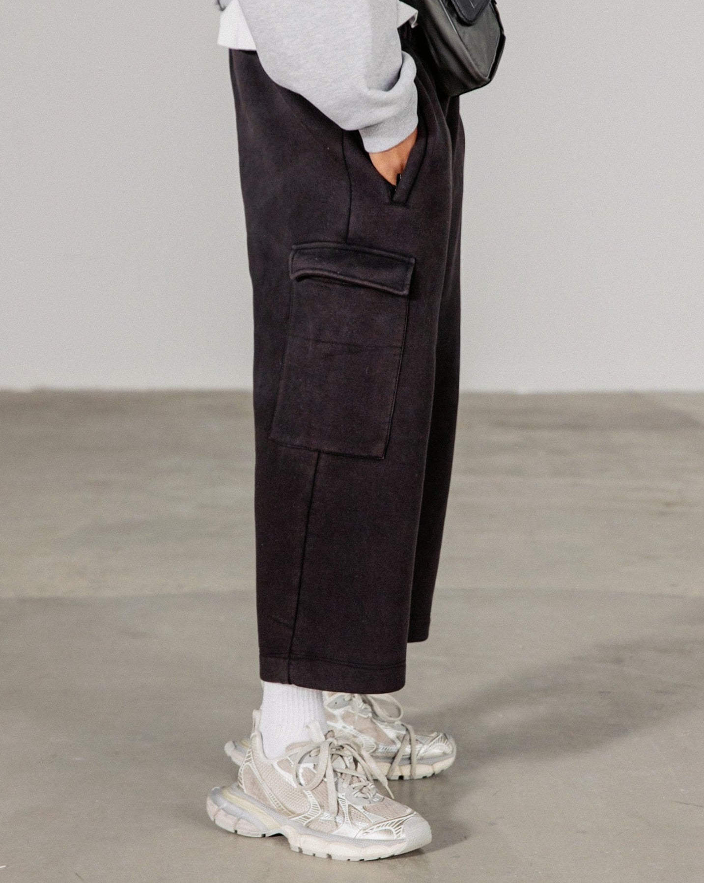"NOIR" 3/4 LEG UTILITY SWEATPANTS