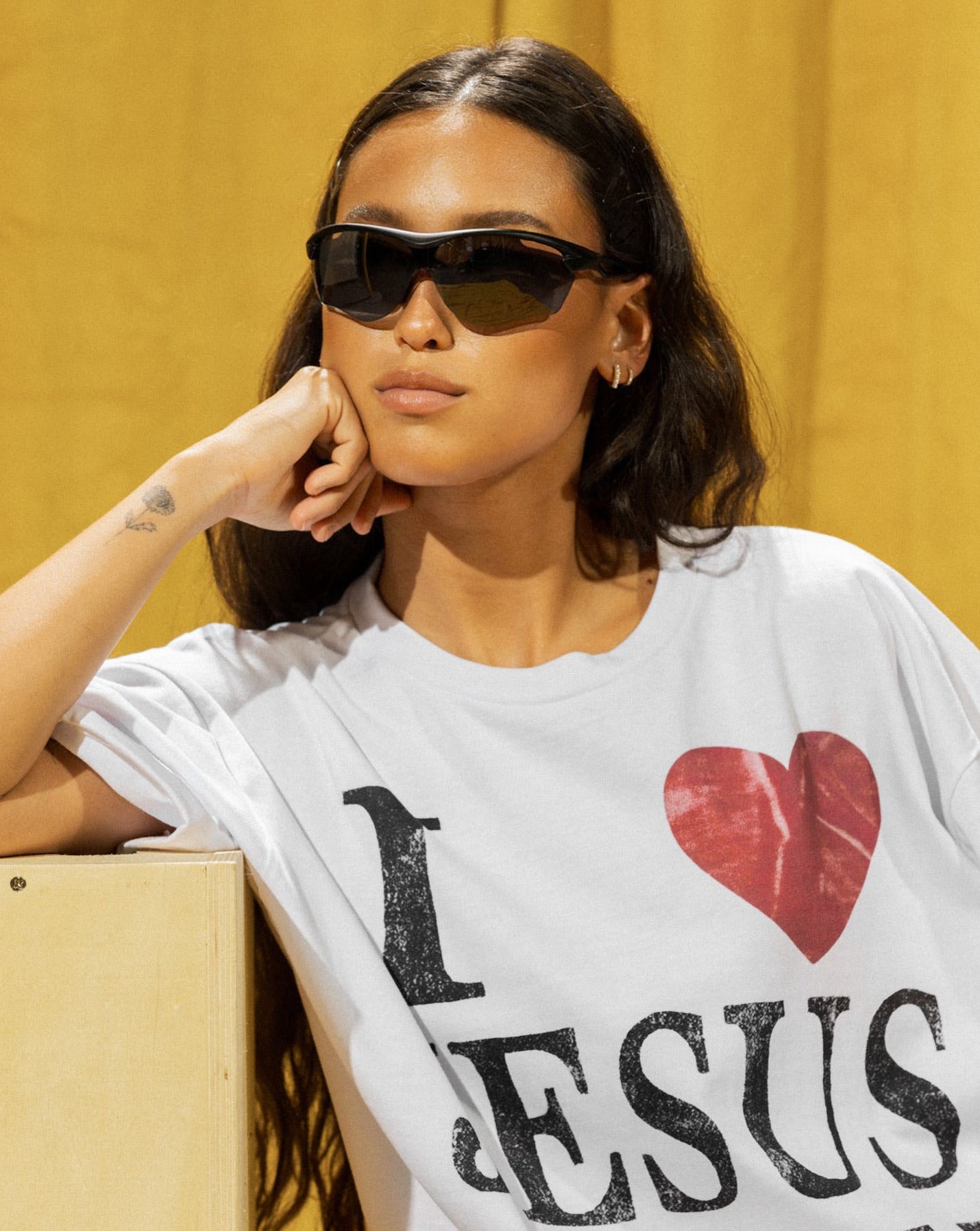 "JESUS <3 U" TEE